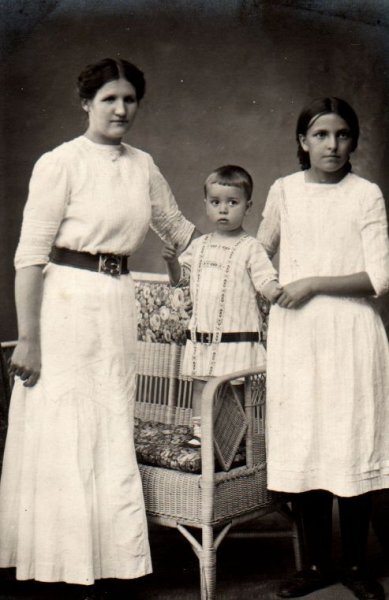 Kiaulehn Heinz mit seinen Kindermädchen
