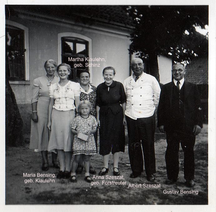 Szseszat Albert mit Verwandten