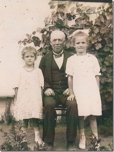 Szeszat Johann Christian mit  Enkel Elsa u. Erika Ulrich um 1919