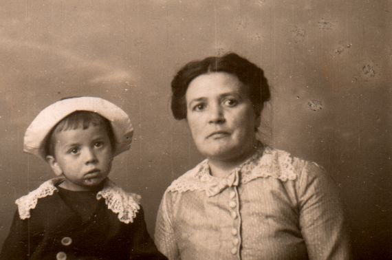 Kiaulehn Martha (geb. Schinz) mit Sohn Heinz